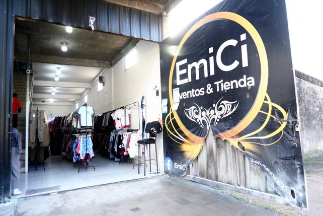 La vendedora abrió las puertas al público a pesar del incidente.