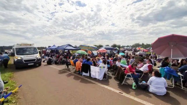 Docentes de Misiones piden mejoras en salarios y condiciones laborales a la vera de la ruta 12. Se suman a los policías que acampan desde la semana pasada en Posadas