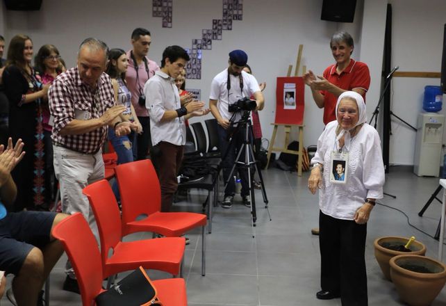 Nora Cortiñas llegó a la sede de Agmer Paraná y fue recibida con un cálido aplauso. Foto UNO Diego Arias.&nbsp;