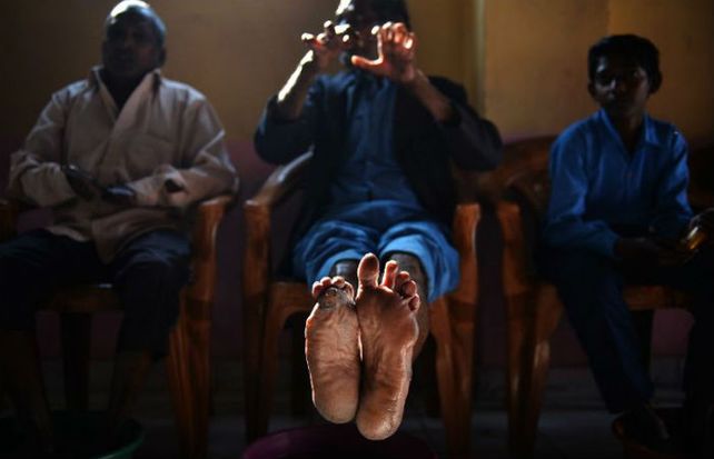Secuelas. Pacientes de un albergue de la India pasan la tarde.