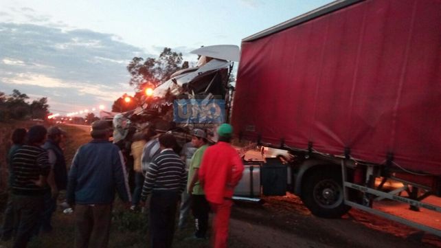 Choque frontal entre un camión y una camioneta en el acceso a Colonia Roca