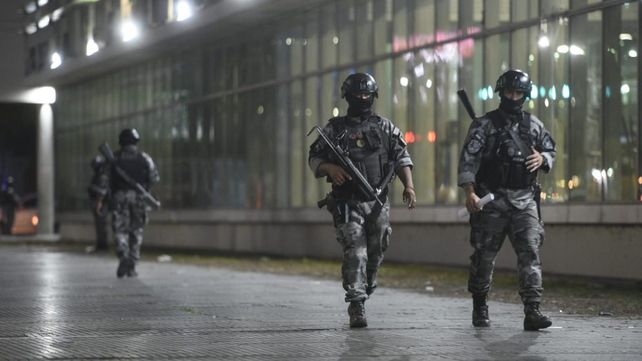 Tras la balacera, numerosos efectivos policiales con armas largas están custodiando el Hospital de Emergencias.