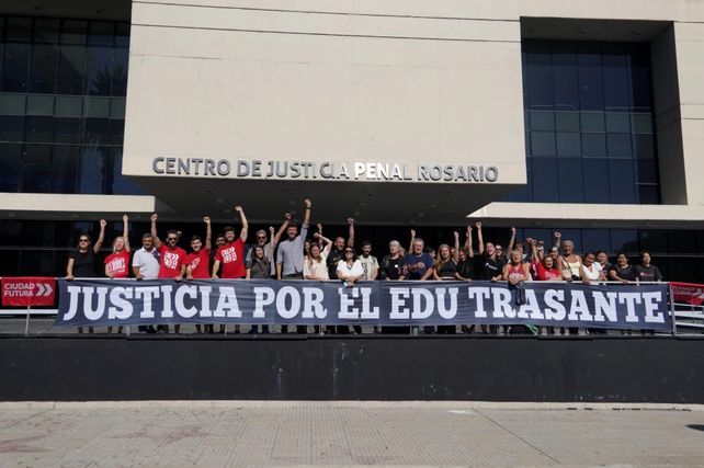 Militantes de Ciudad Futura, el partido político al que pertenecía Eduardo Trasante, frente al Centro de Justicia Penal donde se lleva a cabo el juicio.