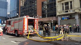 Una mujer murió al incendiarse un hotel de 28 pisos en capital