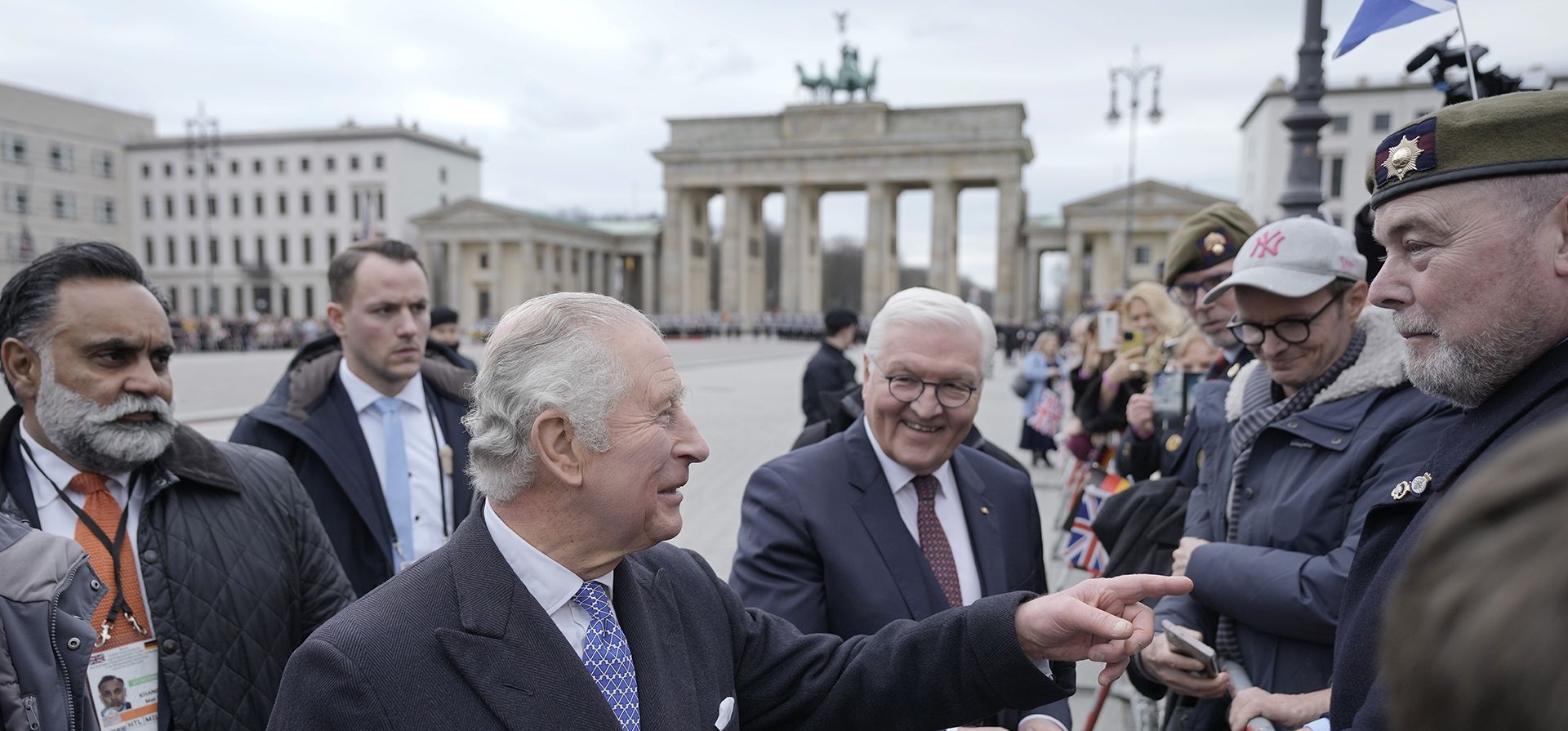 El presidente alemán Frank-Walter Steinmeier, centro derecha, y el rey Carlos III de Gran Bretaña hablan con los simpatizantes durante una ceremonia de bienvenida frente a la Puerta de Brandenburgo en Berlín, el martes 29 de marzo de 2022. El rey Carlos III llegó el miércoles para una reunión de tres días Visita oficial a Alemania. (Foto AP/Markus Schreiber)
