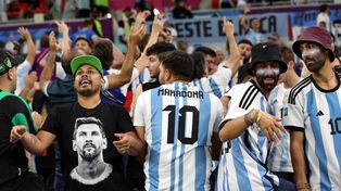 Los hinchas ya son protagonistas en el estadio donde jugará Argentina en un rato.