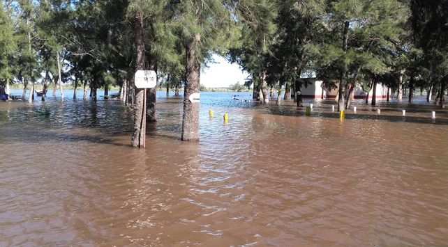 Desbordó el balneario de Laguna Paiva y hay 80 casas inundadas