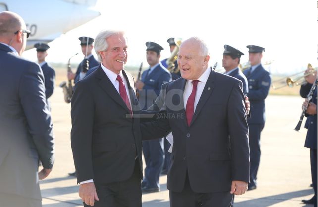 Arribo. Miguel Lifschitz recibió al presidente de Uruguay Arribo. Miguel Lifschitz recibió al presidente de Uruguay