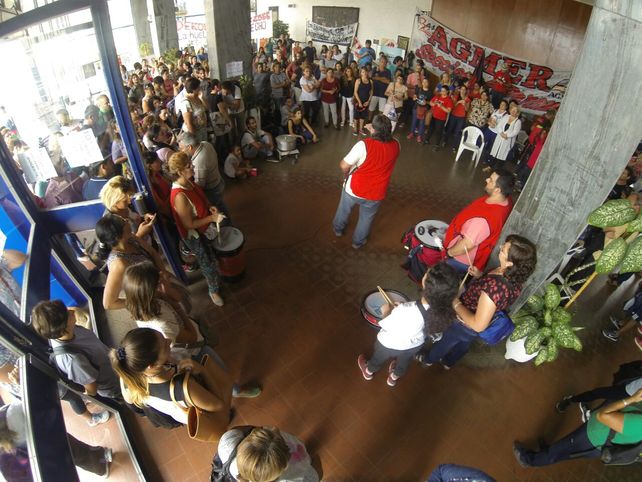 Docentes prepararon una olla popular en la puerta del CGE