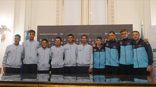 El seleccionado argentino de tenis y el kasajo posan para la foto tras la conferencia de prensa realizada en el salón Carrasco, luego del sorteo de los partidos.&nbsp;