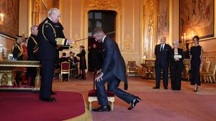 Sir David Beckham fue nombrado Caballero por el rey Carlos III de Gran Bretaña durante una ceremonia de investidura en el Castillo de Windsor, Berkshire, Inglaterra, el martes 4 de noviembre de 2025. (Jonathan Brady/PA vía AP)