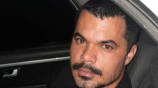 El acusado mira desde el asiento trasero del móvil policial en que es trasladado desde el country.