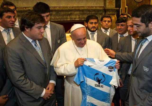 Con la camiseta puesta. Nahuel Lobo sigue con su vista el momento de la entrega de camiseta de Los Pumas.