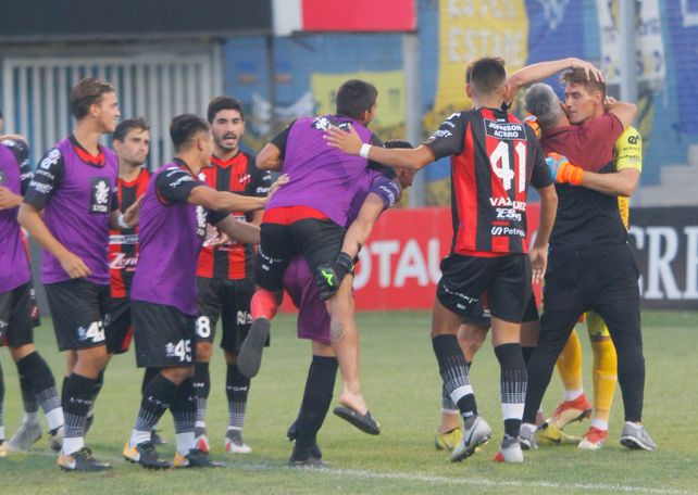 El festejo del cuerpo técnico de Patronato en las redes sociales