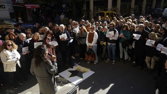 Una multitud se acerco este viernes a la esquina de Maipú y Córdoba para acompañar a la familia de Facundo Gorga en un abrazo solidario.