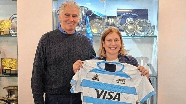 &nbsp;La vicegobernadora Gisela Scaglia con la camiseta de Los Pumas junto al presidente de la UAR.