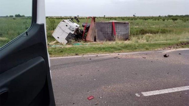 Ruta 32: violento choque entre un camión y una camioneta