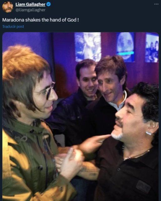 Liam Gallagher junto a Diego Maradona.