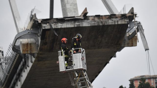 Las imágenes del dramático rescate tras el derrumbe del puente en Génova