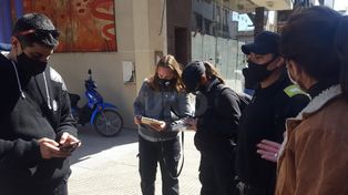 El municipio junto a la polic&iacute;a recorre La Peatonal realizando controles en comercios.&nbsp;
