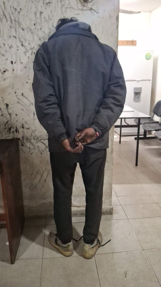 La policía detuvo a un presunto ladrón el domingo 10 de agosto de 2025 por una denuncia de intento de robo a través de un boquete en Ovidio Lagos al 5000.