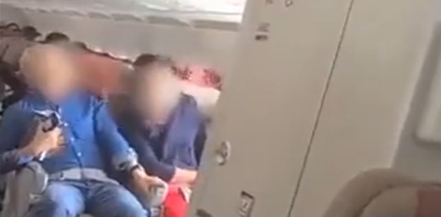 Video: un pasajero abrió la puerta de un avión en pleno vuelo y hubo nueve personas heridas