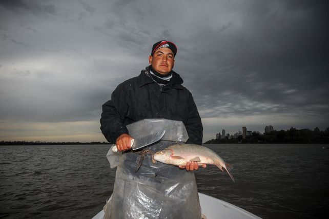 Luciano Méndez tiene 27 años y aprendió el arte de la pesca cuando era un niño.&nbsp;