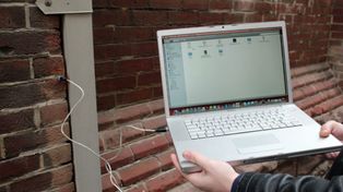 El misterioso mundo de las miles de memorias USB escondidas en las paredes