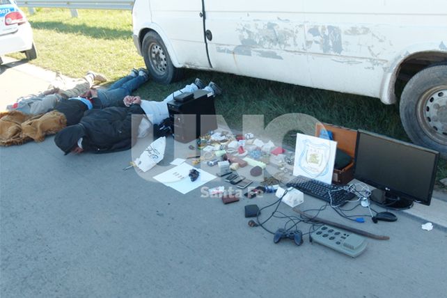 Cinematográfica persecución policial con una gavilla de ladrones apresada