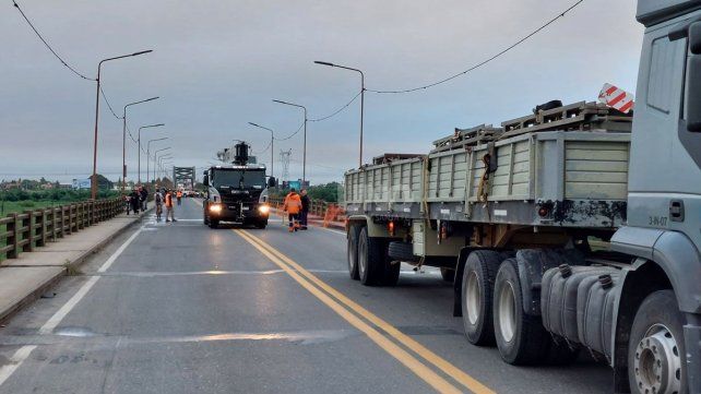 Comienza la instalación del puente Bailey sobre la estructura del Carretero.