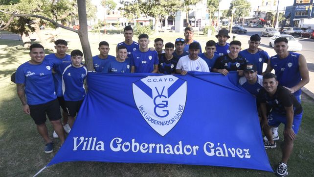 El plantel de la V azulada:&nbsp; Festejó el ascenso a la Primera A en la producción del diario La Capital. En el 2025 se viene el clásico: V. G. Gálvez - Coronel Aguirre.