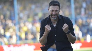 El Técnico de Central grita el segundo gol del canalla. foto Marcelo Bustamante