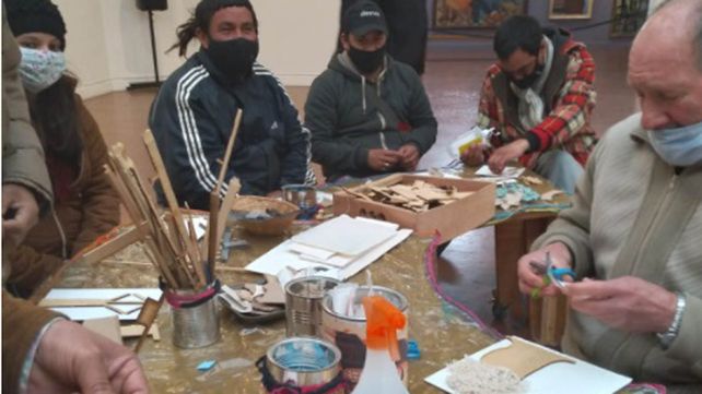 Viven en la calle, asisten a una parroquia y pudieron conocer un museo por primera vez