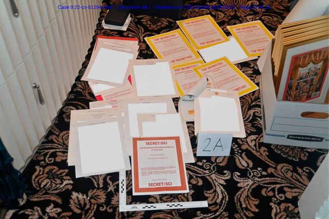 Documentos con el rótulo Top secret y SCI (confidencial) hallados en la mansión de Trump en Florida.