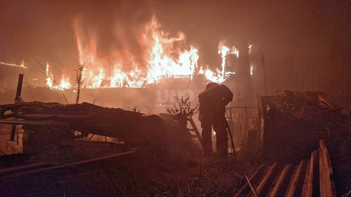 Investigan si fue o no intencional el incendio de viejos colectivos de  línea en barrio Las Flores