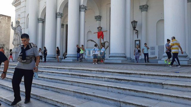 Desde temprano peregrinos caminan cuadras y cuadras en Paraná y otras ciudades para cumplir con una de las costumbres religiosas más arraigadas y simbólicas