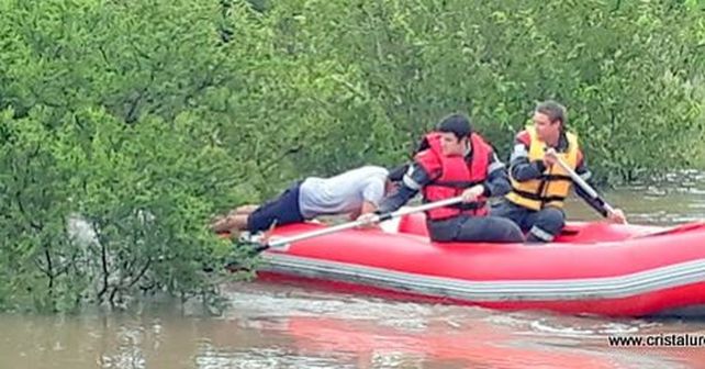 Bomberos en acción. En Urdinarrain fue rescatado un adolescente. Foto: FM Cristal