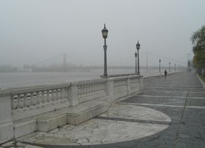 ¿Londres? No. Entre la niebla... el Puente Colgante