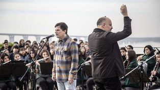 Nahuel Pennisi junto a la la Banda de Villa Hortensia. Foto: Secretaría de Cultura y Educación de la Municipalidad
