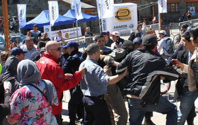 Miembros de una cooperativa intentaron derribar la estatua de Roca en Bariloche