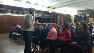 Contundente. Damián Verzeñassi disertó durante dos horas frente a niños, vecinos autoconvocados y funcionarios municipales.&nbsp;