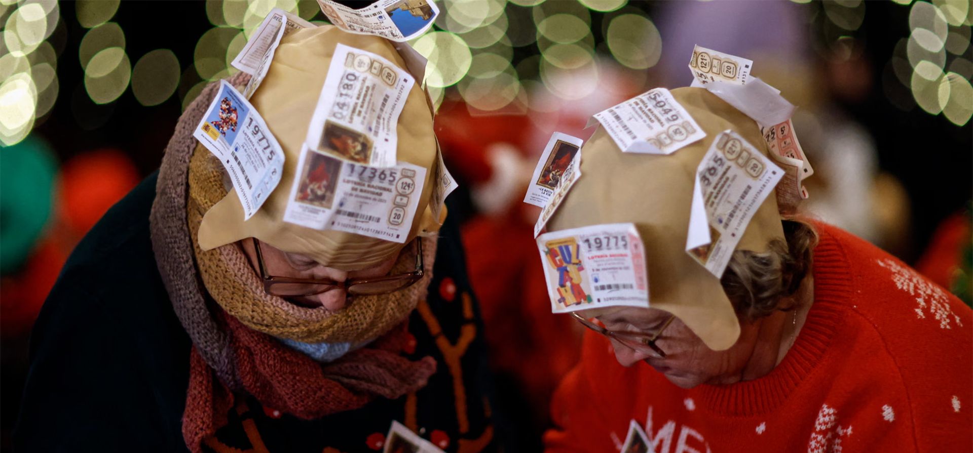Espectadores disfrazados en la lotería navideña conocida como 'El Gordo' (el gordo) en el teatro real de la ciudad, Madrid, España. Fotografía: Oscar Del Pozo Canas/AFP/Getty Images Espectadores disfrazados en la lotería navideña conocida como 'El Gordo' (el gordo) en el teatro real de la ciudad, Madrid, España. Fotografía: Oscar Del Pozo Canas/AFP/Getty Images