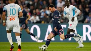 Messi maniobra ante Payet en el Parque de los Príncipes.