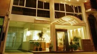 Un asaltante armado irrumpió anoche en un hotel céntrico y se alzó con 25 mil pesos en efectivo