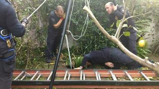 Rescatan a anciana que cayó en un pozo en el patio de su casa
