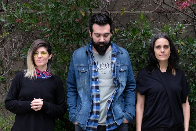 De cumple. Eruca Sativa son Lula Bertoldi (guitarra y voz); Gabriel Pedernera (batería) y Brenda Martín (bajo). &nbsp; &nbsp; &nbsp; &nbsp; &nbsp; &nbsp; &nbsp; &nbsp; &nbsp; &nbsp; &nbsp; &nbsp; &nbsp;