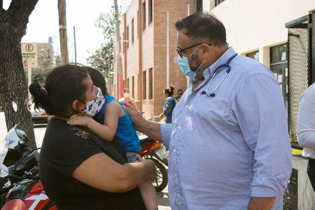 Villa Gobernador Gálvez. El médico y concejal Javier Pascale destacó el comienzo de la campaña de vacunación.