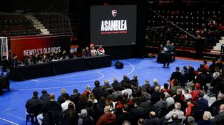 Los socios de Newells aprobaron el presupuesto pero no el balance y recibieron la noticia del enorme pasivo que le dejó al club la comisión anterior.