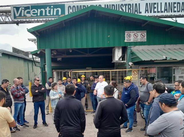 Asamblea. Obreros en el complejo industrial Avellaneda de Vicentin.
