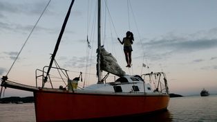 A vela en el barco amarillo